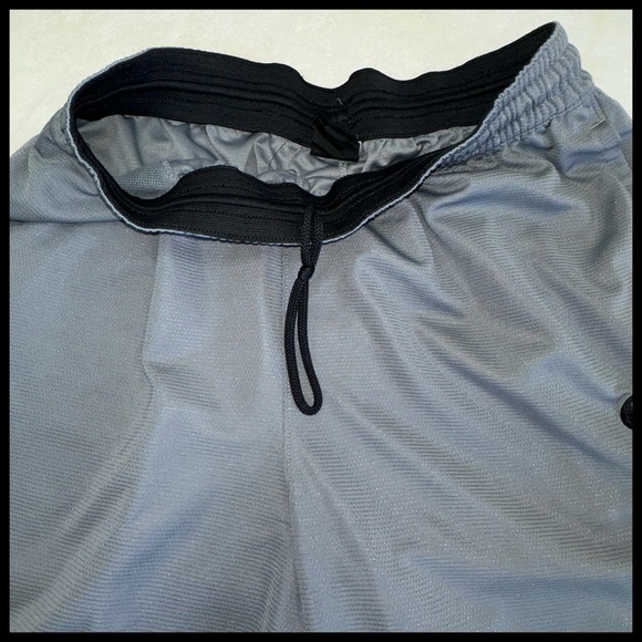 Nike DriFit 🏋🏻‍♀️🥏🏀🏈🏐Mens Shorts XL Grey with 2 pockets and drawstring waist. 👌🏼 - Picture 7 of 16